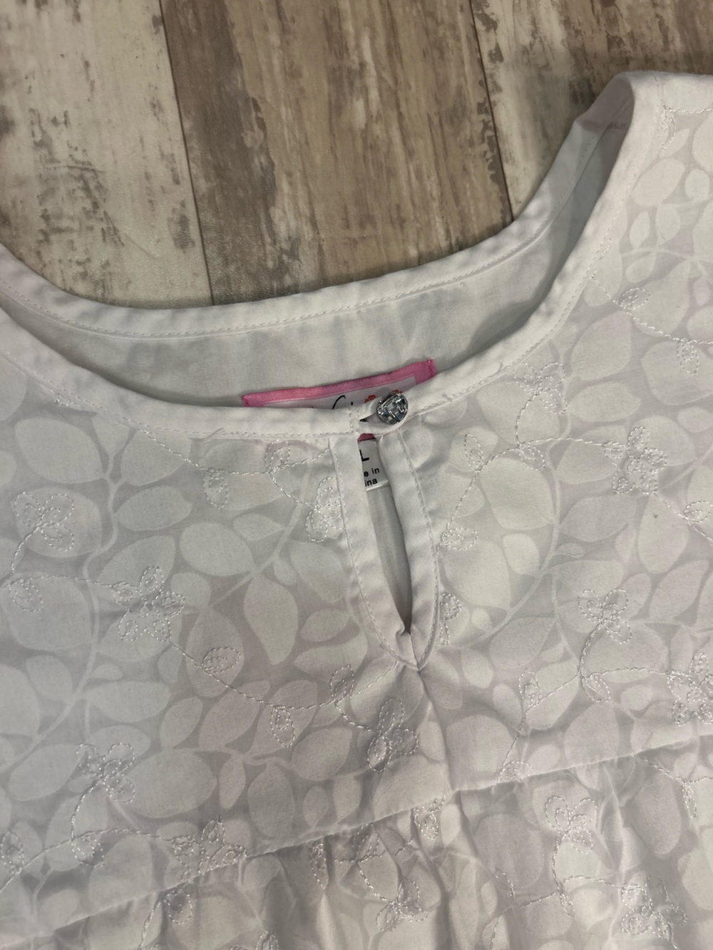 koi White Scrub Top with white floral print size XL - Picture 2 of 9